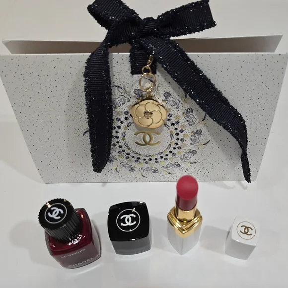 CHANEL MAKEUP BUNDLE:922 PASSION PINK Lip Balm+153 POMPIER Nail Polish New - Picture 5 of 12